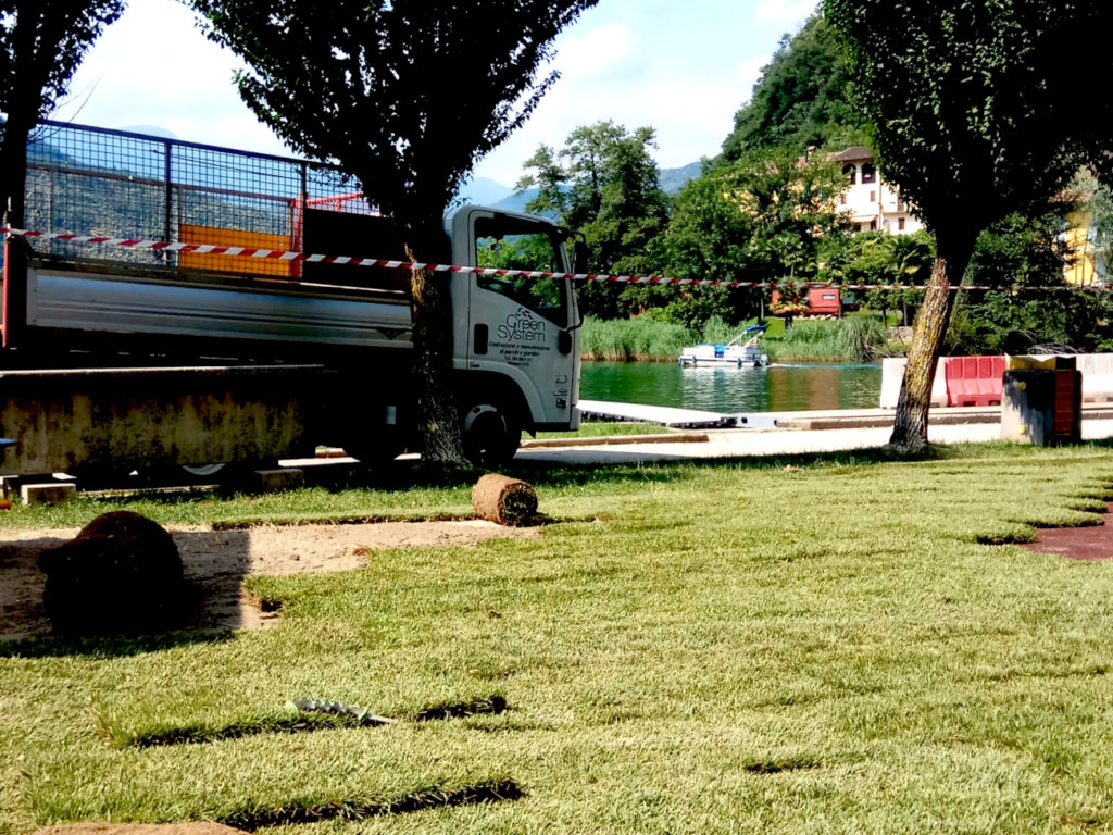 Costruzione prato a rotolo durante by Green System Besano (Varese)